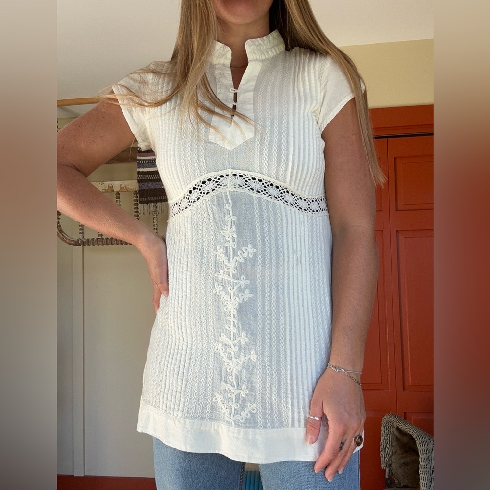 White Short-Sleeve Embroided Top